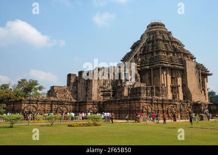 Konark, Indien - 2021. Februar: Besucher des Sonnentempels in Konark am 12. Februar 2021 in Odisha, Indien. Stockfoto