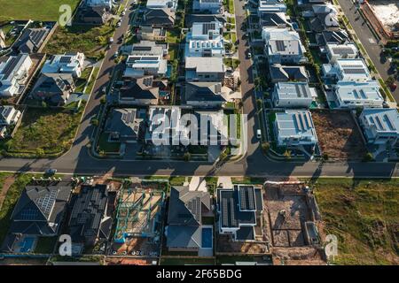 High-Angle-Luftaufnahme von modernen gehobenen Häusern neu abgeschlossen oder im Bau im Nordwesten von Sydney, Australien. Viele mit Solarstrom auf dem Dach. Stockfoto