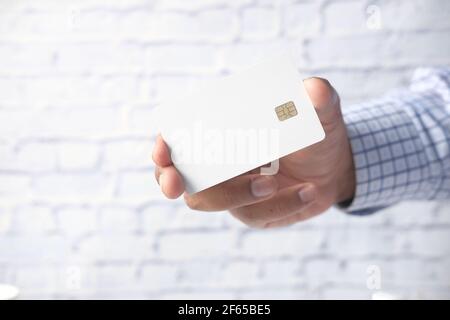 Hand hält Kreditkarten lesen Informationen Stockfoto