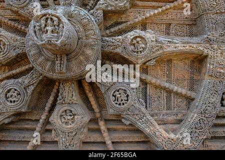 Detail des Sonnentempels wurde im 13th Jahrhundert errichtet und als ein gigantischer Wagen des Sonnengottes, Surya, in Konark, Odisha, Indien entworfen. Stockfoto