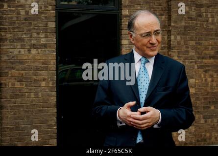 MICHAEL HOWARD BEI EINEM BESUCH IN EINEM POLIZEIHAUPTQUARTIER IN PETERBOROUGH,19. APRIL 2005 TOM PILSTON Stockfoto