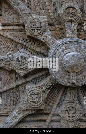 Detail des Sonnentempels wurde im 13th Jahrhundert errichtet und als ein gigantischer Wagen des Sonnengottes, Surya, in Konark, Odisha, Indien entworfen. Stockfoto