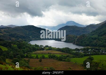 Llyn Gwynant im Snowdonia National Park mit niedriger Wolke über Snowdon im Hintergrund, Gwynedd, Wales, Großbritannien Stockfoto