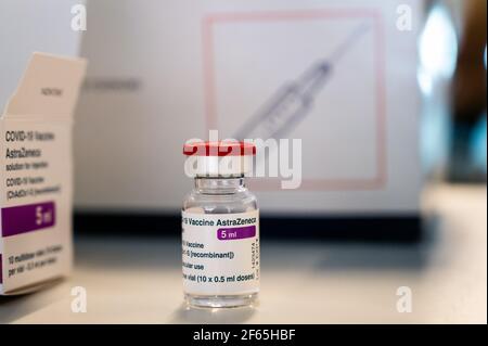 Madrid, Spanien. März 2021, 30th. Eine Ampulle mit AstraZeneca-Impfstoff gegen Coronavirus (COVID-19) am ersten Tag einer Massenimpfung für die Bevölkerung zwischen 60 und 65 Jahren im Wanda Metropolitan Stadium. Quelle: Marcos del Mazo/Alamy Live News Stockfoto
