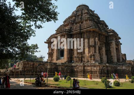 Konark, Indien - 2021. Februar: Besucher des Sonnentempels in Konark am 12. Februar 2021 in Odisha, Indien. Stockfoto