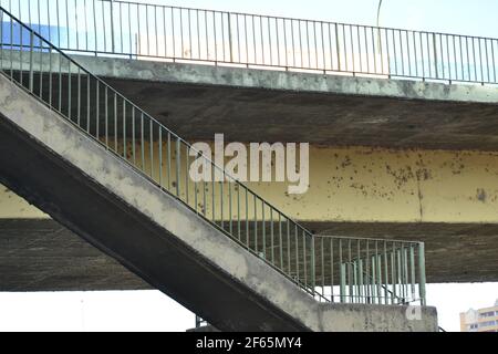 Treppe. Eiserne Leiter auf Betonüberführung in der Stadt Brasilien, Südamerika in bottom-up Ansicht Stockfoto