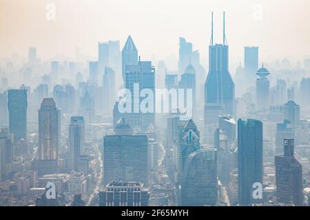 Smog in der Stadt. Hochhäuser (Wolkenkratzer) in Shanghai, China. Panoramaansicht. Stockfoto