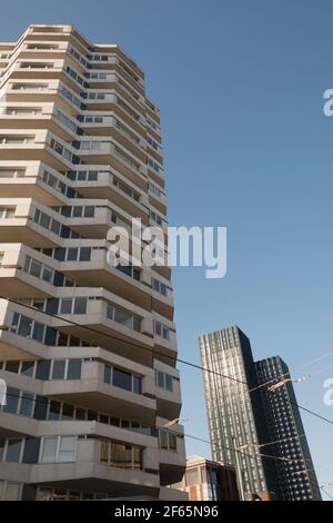 Blick auf den NLA Tower mit 101 George Street Gebäude in Hintergrund in Croydon Stockfoto