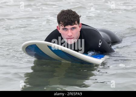 Garrettstown, Cork, Irland. März 2021, 30th. Cian Aherne paddelt nach einem Morgen des Surfens in Garrettstown, Co. Cork, Irland zurück an die Küste. - Credit; David Creedon / Alamy Live News Stockfoto