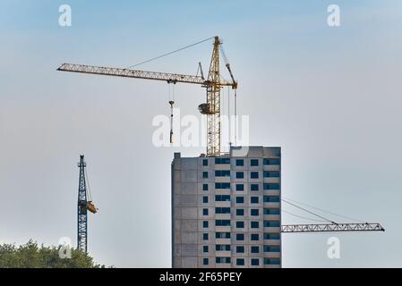 Großer Baukran baut Hochhaus Stockfoto