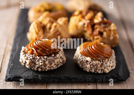 Auswahl an Ramadan Dessert Baklava auf Holztisch Stockfoto