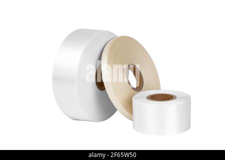 Zusammensetzung von drei Coils aus weißen, beigen Satinbändern in verschiedenen Größen für Etiketten oder Branding, isoliert ohne Schatten auf weißem Hintergrund Stockfoto