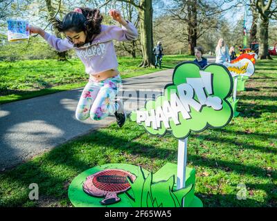 London, Großbritannien. März 2021, 30th. Noise-making whoopie Kissen Steppingstones - Dennis und Gnasher's Big Bonanza, auf Kew Gardens Ostern Festival, feiert 70 Jahre Dennis the Menace in der Beano. Das Festival läuft von Mittwoch, 31. März - Sonntag, 18. April und die Besucher werden in der Lage, eine exklusive, riesige, 3D Comic-Streifen folgen. Die Lockerung der dritten "Lockdown" für das Coronavirus (Covid 19) ist nun in das Stadium 1c in Großbritannien übergegangen. Kredit: Guy Bell/Alamy Live Nachrichten Stockfoto