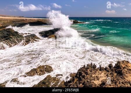 Wellen krachen gegen Felsen; Aruba Stockfoto