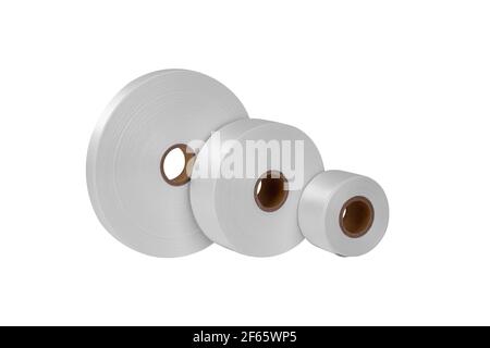 Seitenansicht Turm von drei Spulen von weißen Satinbändern in verschiedenen Größen auf der Seite für Etiketten oder Branding, isoliert ohne Schatten auf weißem Hintergrund Stockfoto