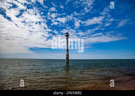 Estland. Insel Saaremaa. Verlassene Tilt Leuchtturm 'Kiipsaare tuletorn' an der Ostsee. Harilaid Naturschutzgebiet.. Klares Wasser und blauer Himmel mit schön Stockfoto