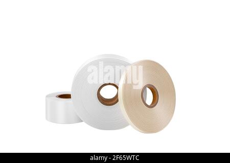 Set von drei Rollen Seidenbänder auf der Seite für Etiketten oder DIY in weiß, beige, isoliert auf einem weißen, grauen Hintergrund Stockfoto