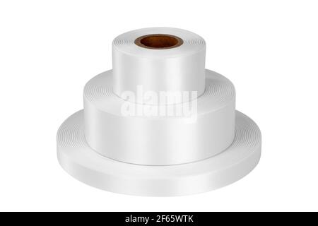 Draufsicht Turm aus drei Spulen von weißen Satinbändern in verschiedenen Größen für Etiketten oder Branding, isoliert ohne Schatten auf weißem Hintergrund Stockfoto