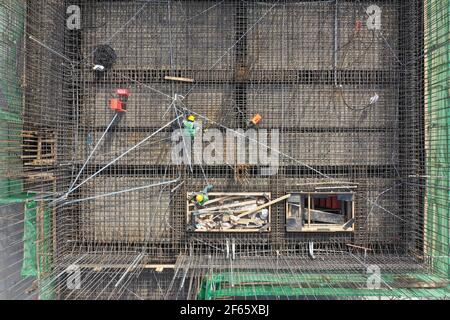 Xiongan, Chinas Provinz Hebei. März 2021, 30th. Die Menschen arbeiten auf einer Baustelle der städtischen Unterstützungseinrichtungen im Gebiet Rongdong in Xiongan New Area, nordchinesische Provinz Hebei, 30. März 2021. Quelle: Xing Guangli/Xinhua/Alamy Live News Stockfoto