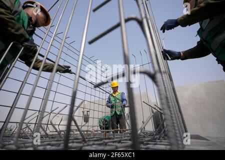 Xiongan, Chinas Provinz Hebei. März 2021, 30th. Die Menschen arbeiten auf einer Baustelle der städtischen Unterstützungseinrichtungen im Gebiet Rongdong in der neuen Region Xiongan, im Norden Chinas, Provinz Hebei, 30. März 2021. Quelle: Xing Guangli/Xinhua/Alamy Live News Stockfoto