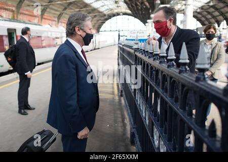 Labour Party Führer Sir Keir Starmer trifft Blaenau Gwent M.P., Nick Smith auf Darlington Station vor einem Tag der Kampagne in Hartlepool mit der Partei Nachwahlkandidaten, Dr. Paul Williams. Bilddatum: Dienstag, 30. März 2021. Stockfoto