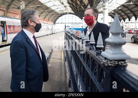 Labour Party Führer Sir Keir Starmer trifft Blaenau Gwent M.P., Nick Smith auf Darlington Station vor einem Tag der Kampagne in Hartlepool mit der Partei Nachwahlkandidaten, Dr. Paul Williams. Bilddatum: Dienstag, 30. März 2021. Stockfoto