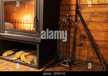 Home Kamin. Gemütliches Interieur eines Landhauses. Vintage Stein Kamin im Zimmer. Eine warme Flamme knistert im Ofen Stockfoto