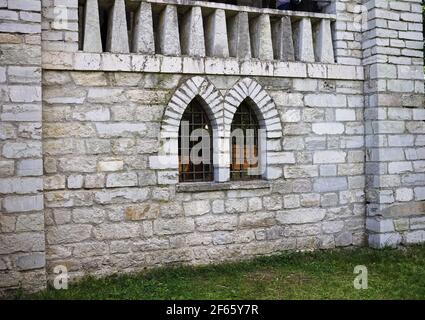 Ein Fenster mit Spitzbögen in einem mittelalterlichen Steingebäude (Marken, Italien, Europa) Stockfoto