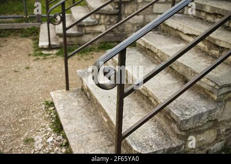 Dekorativer Handlauf aus Schmiedeeisen auf Steintreppen (Marken, Italien, Europa) Stockfoto