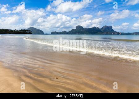 Landschaft von ruhigen und abgelegenen Strand in El Nido Palawan, Philippinen. Natur Hintergrund. Sommerurlaub, Urlaub und Freizeit. Stockfoto