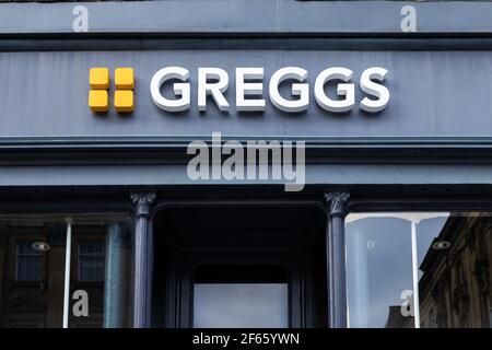 Newcastle upon Tyne UK 21st March 2021: Ein Greegs Store Banner-Schild in Newcaslte City - keine Menschen Stockfoto