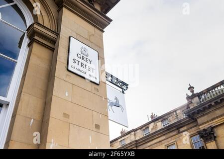 Newcastle upon Tyne UK 21st. März 2021: Gray Street Newcastle Straßenschild in Grainger Town Stockfoto