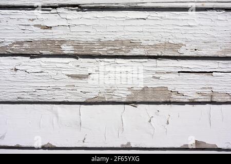 Die Farbe auf dem Holzgleis war sehr abgenutzt und am Morgen gab es Risse und abblätterte. Stockfoto