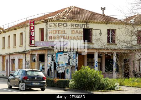 Verlassene Hotelrestaurant, ehemalige Nationale 7 Road, RN7, Monzelimar, Drome, Frankreich Stockfoto