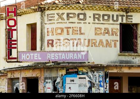 Verlassene Hotelrestaurant, ehemalige Nationale 7 Road, RN7, Monzelimar, Drome, Frankreich Stockfoto