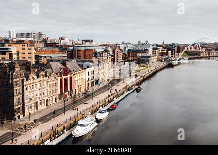 Newcastle upon Tyne Großbritannien 21st. März 2021: Blick auf Newcastle Quayside mit Booten, Salbei und Millennium Bridge Stockfoto