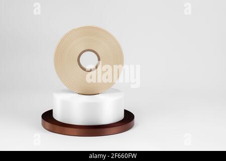 Turm aus drei Spulen von Seidenbändern für Etiketten oder Dekoration in weiß, dunkelbraun und beige, isoliert auf einem weißen, grauen Hintergrund Stockfoto