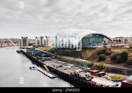 Newcastle upon Tyne UK 21st. März 2021: Gateshead Sage und Navy Dock Blick von der Tyne Bridge Stockfoto