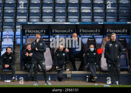 Portsmouth-Manager Danny Cowley (links) und Assistent Nicky Cowley während der Sky Bet League ein Spiel auf der Montgomery Waters Meadow, Shrewsbury. Bilddatum: Samstag, 27. März 2021. Stockfoto