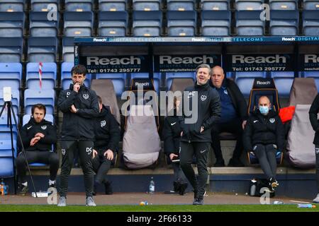 Portsmouth-Manager Danny Cowley (links) und Assistent Nicky Cowley während der Sky Bet League ein Spiel auf der Montgomery Waters Meadow, Shrewsbury. Bilddatum: Samstag, 27. März 2021. Stockfoto