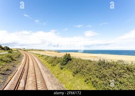 County Durham Großbritannien: 26th. Juli 2020: Durham Heritage Coast Hauptbahnstrecke der Ostküste am Meer Stockfoto