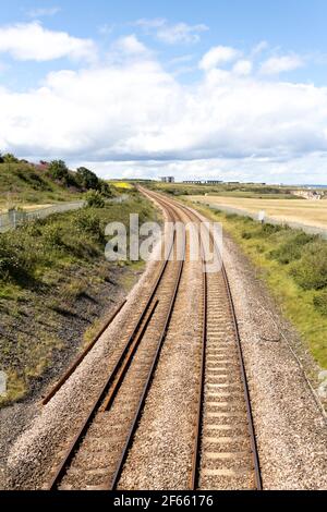 County Durham Großbritannien: 26th. Juli 2020: Durham Heritage Coast Hauptbahnstrecke an der Ostküste am Meer - vertikal Stockfoto