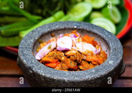 Sauce aus Garnelenpaste und Chili mit frischem Gemüse, Süd-Thai Küche Stockfoto