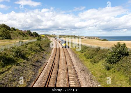 County Durham Großbritannien: 26th. Juli 2020: Durham Heritage Coast East Coast Hauptlinie Zug vorbei am Meer am Sommertag Stockfoto