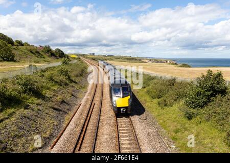 County Durham Großbritannien: 26th. Juli 2020: Durham Heritage Coast East Coast Hauptlinie Zug vorbei am Meer am Sommertag Stockfoto