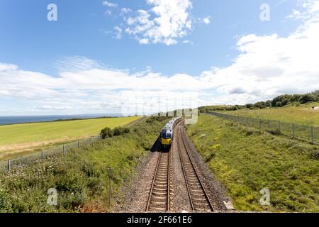 County Durham Großbritannien: 26th. Juli 2020: Durham Heritage Coast East Coast Hauptlinie Zug vorbei am Meer am Sommertag Stockfoto