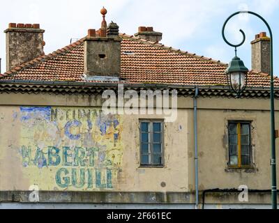 Altes stilles Haus mit bemalter Werbung für lokale Spezialitäten, den Nougat, Montélimar, Drome, Frankreich Stockfoto