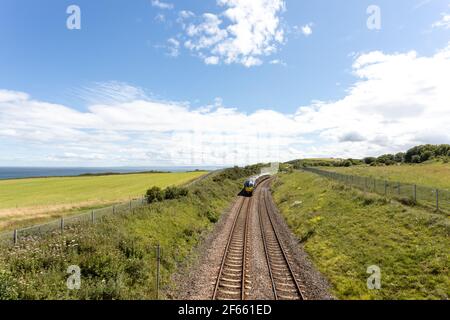 County Durham Großbritannien: 26th. Juli 2020: Durham Heritage Coast East Coast Hauptlinie Zug vorbei am Meer am Sommertag Stockfoto