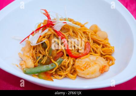 Köstliche Singapur Stil Nudeln mit Curry, Garnelen, bbq Schweinefleisch, Karotten, rote Paprika, Zwiebeln und Schalotten. Stockfoto