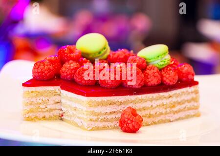 Hausgemachter Käsekuchen mit frischen Beeren und Minze zum Nachtisch - gesunde Bio Sommer Dessert Kuchen Käsekuchen. Käsekuchen. Stockfoto